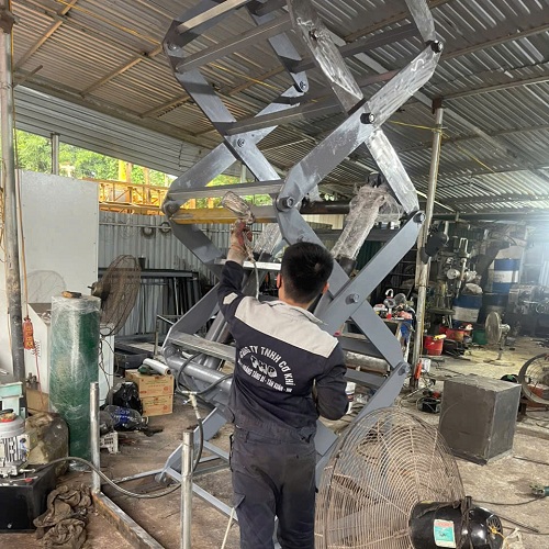 Bàn nâng hạ thủy lực 1000Kg nâng cao 4m giá 50 triệu